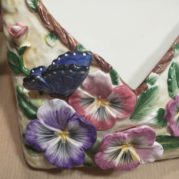 Wall Pocket Planter w/ Colorful Floral Design,  7 .75 "by 10.5 "and a 1/2" - Picture 10 of 14